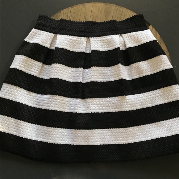 ❌SOLD❌ 🎉B&W Pleated Skirt ❤️ - Picture 3 of 9